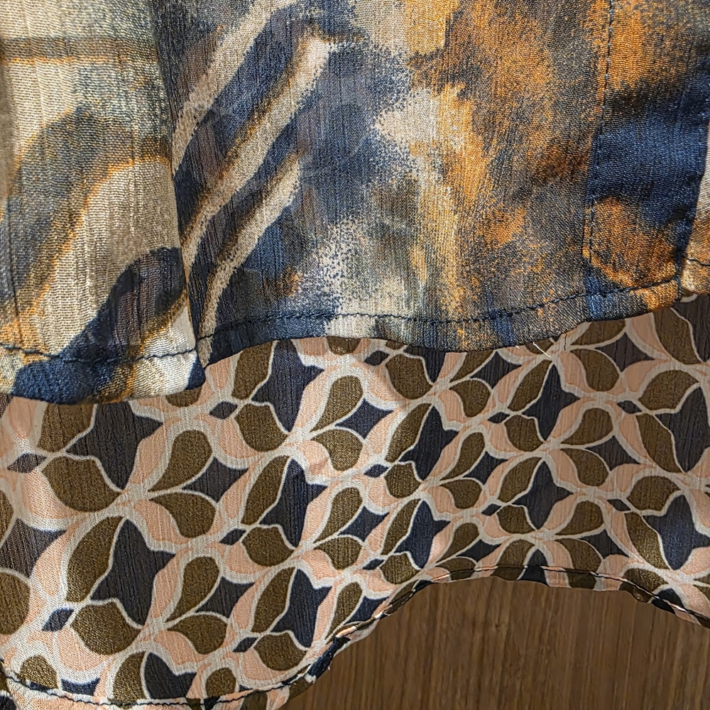Abstract Print Button-Up Blouse - Picture 5 of 7